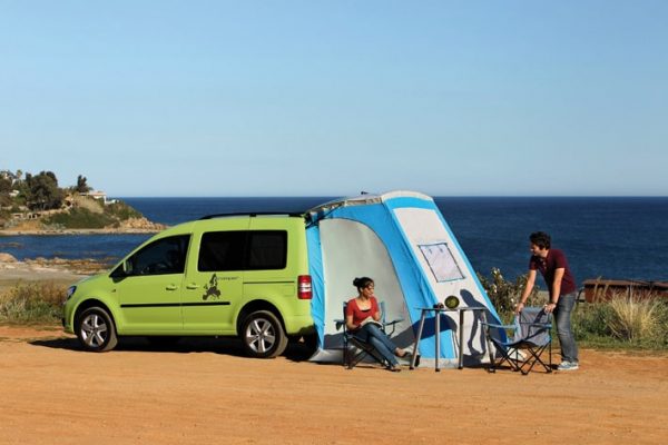 couple-camping-with-vw-caddy-tramper-maxi-with-theback-tent-open